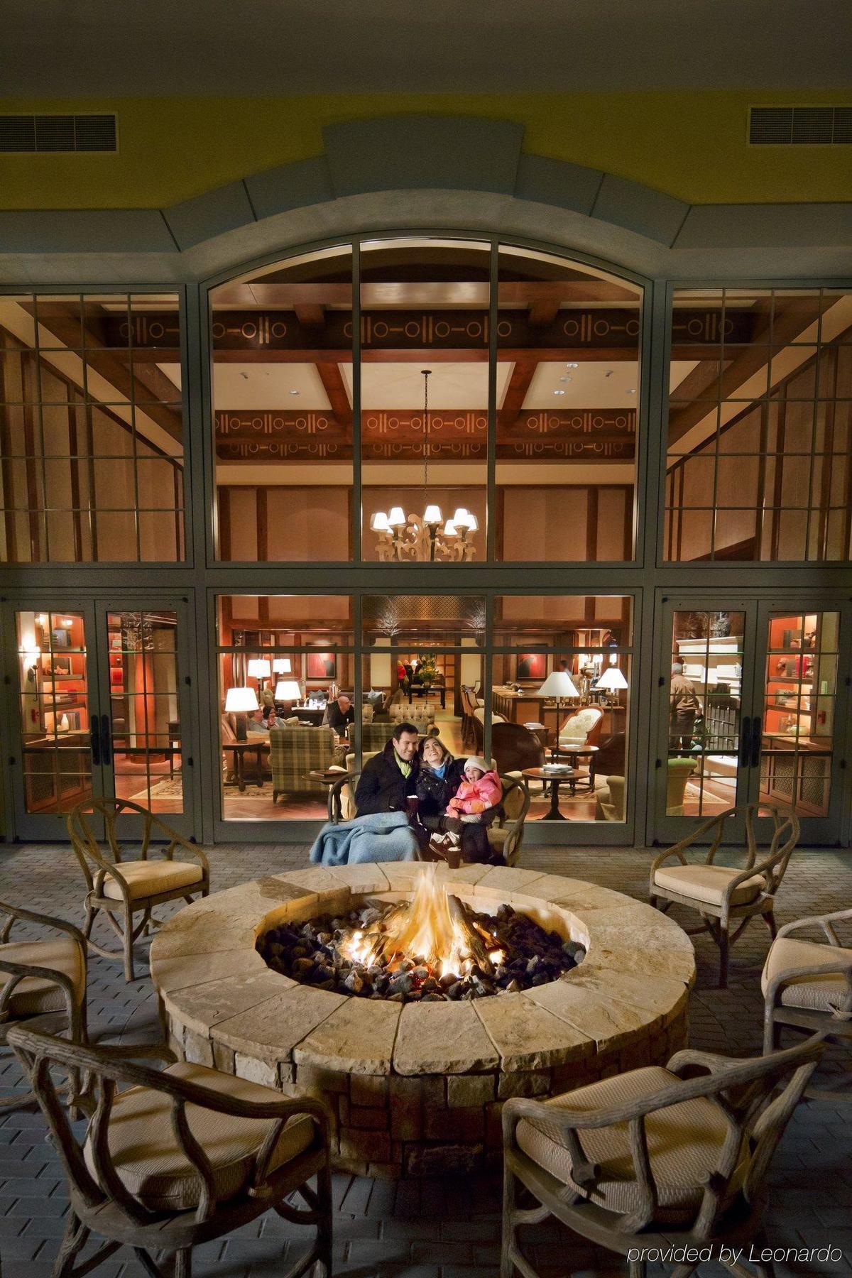 Legendary Lodging At The Ritz Вейл Ресторан фото